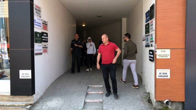 Telefonunun Çalındığını İddia Ederek Çatıya Çıktı