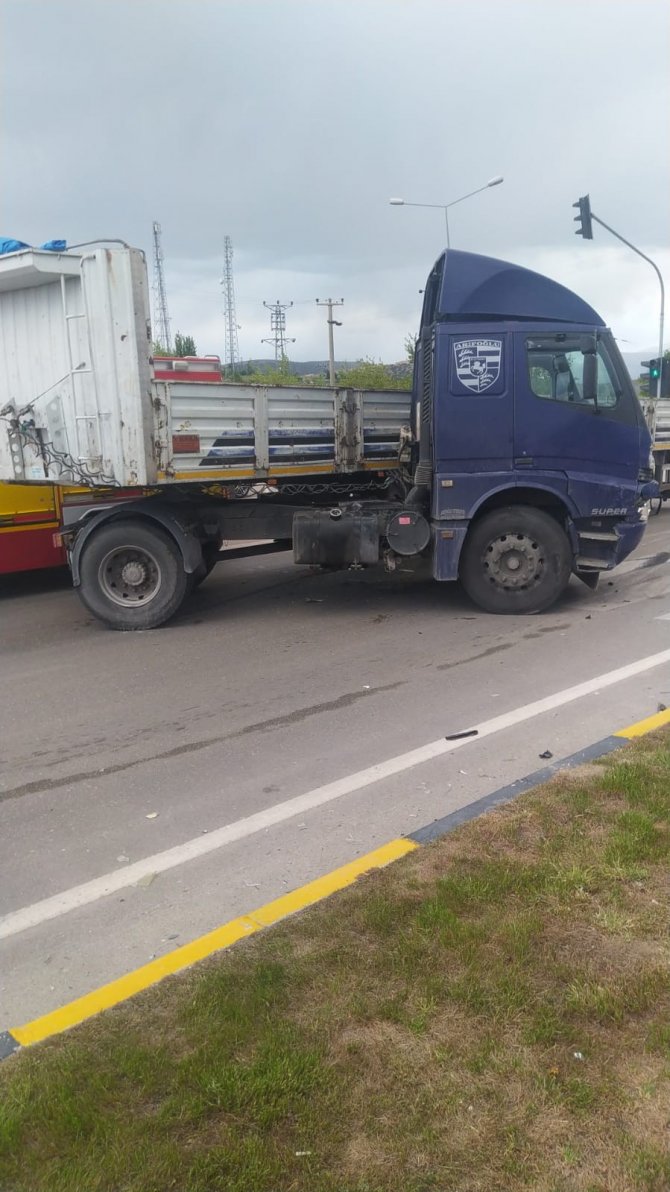 Trafik Kazasında Anne Ve Oğul Yaralandı
