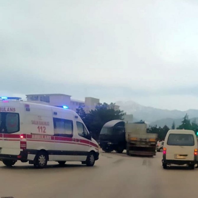 Trafik Kazasında Anne Ve Oğul Yaralandı