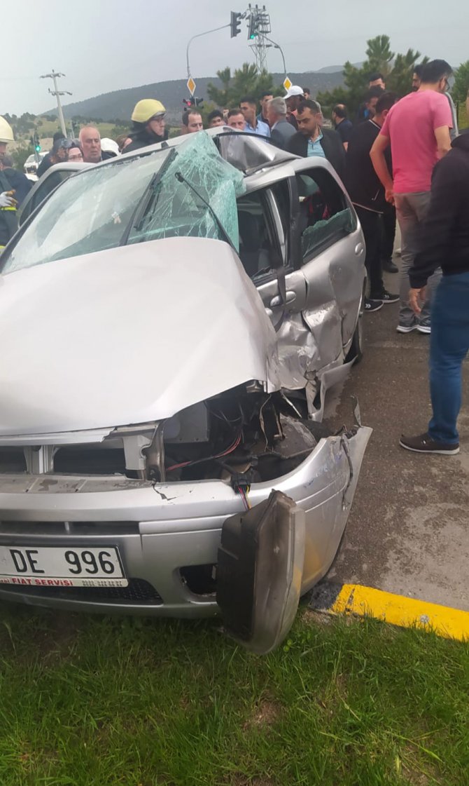 Trafik Kazasında Anne Ve Oğul Yaralandı