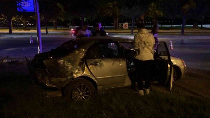 Kartal’da Aydınlatma Direğine Çarpan Otomobil Kaldırıma Çıktı: 2 Yaralı