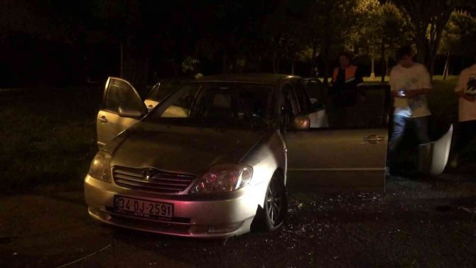 Kartal’da Aydınlatma Direğine Çarpan Otomobil Kaldırıma Çıktı: 2 Yaralı