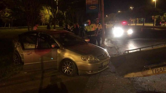 Kartal’da Aydınlatma Direğine Çarpan Otomobil Kaldırıma Çıktı: 2 Yaralı