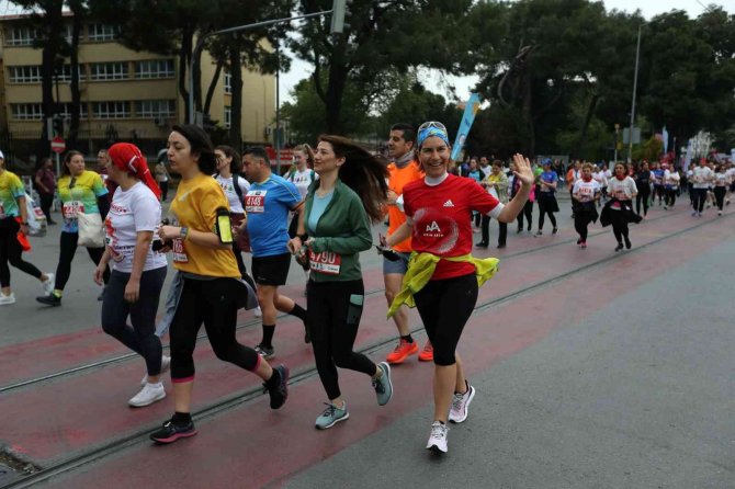 Maraton İ̇zmir’de Sivil Topluma 4 Milyon Tl’lik Katkı