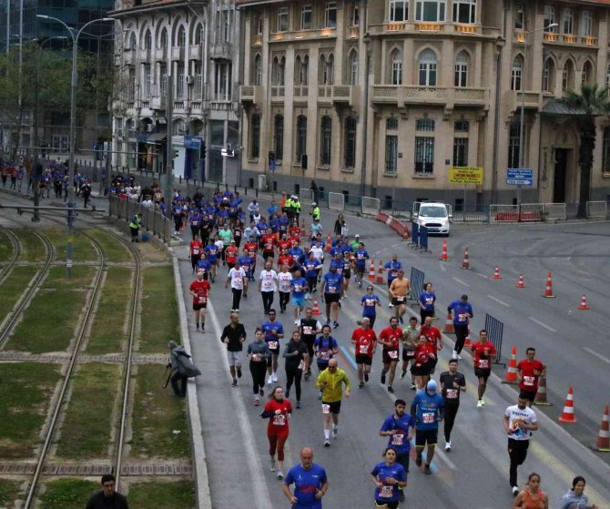 Maraton İ̇zmir’de Sivil Topluma 4 Milyon Tl’lik Katkı