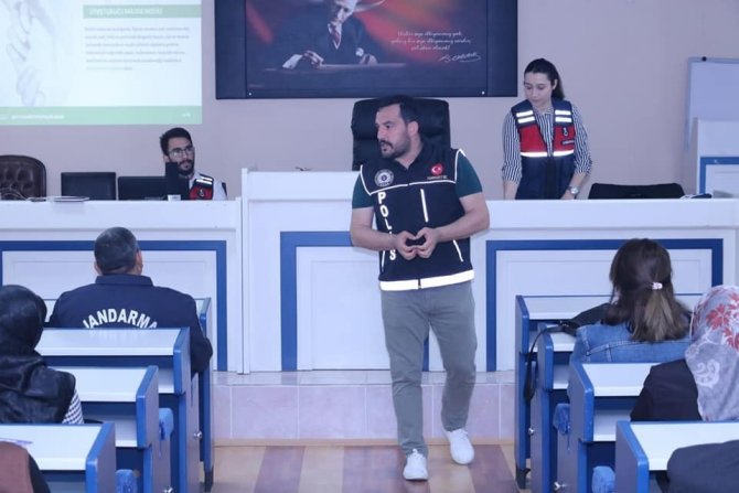 Ağlı’da "En İ̇yi Narkotik Polisi; Anne" Semineri Verildi