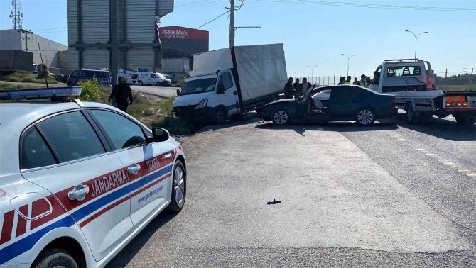 Kamyonet İle Otomobil Çarpıştı: 1’i Ağır, 3 Yaralı