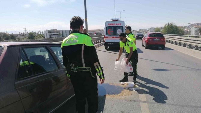 Kaza Yapan Araçtan Yola Dökülen Yağı Trafik Polisi Toz Dökerek Kapatmaya Çalıştı