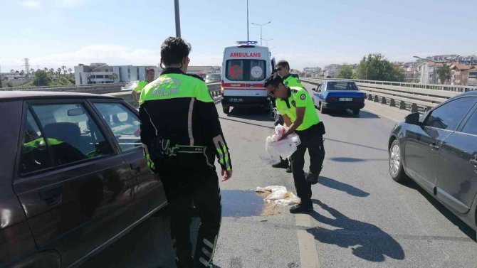 Kaza Yapan Araçtan Yola Dökülen Yağı Trafik Polisi Toz Dökerek Kapatmaya Çalıştı
