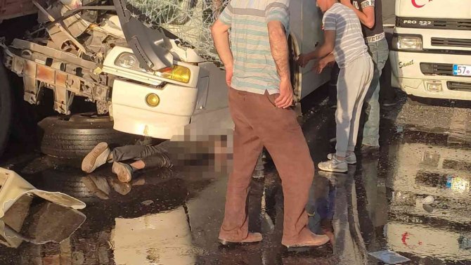 Manisa’da Feci Kaza: İ̇şçi Servisi Tıra Çarptı, 1 Kişi Öldü, 30 Kişi Yaralandı