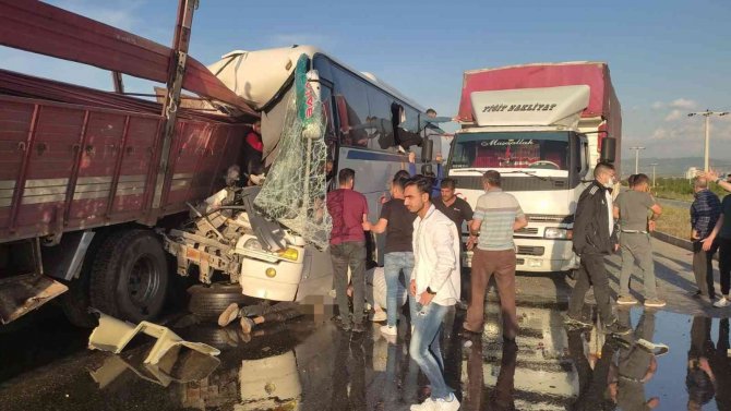 Manisa’da Feci Kaza: İ̇şçi Servisi Tıra Çarptı, 1 Kişi Öldü, 30 Kişi Yaralandı