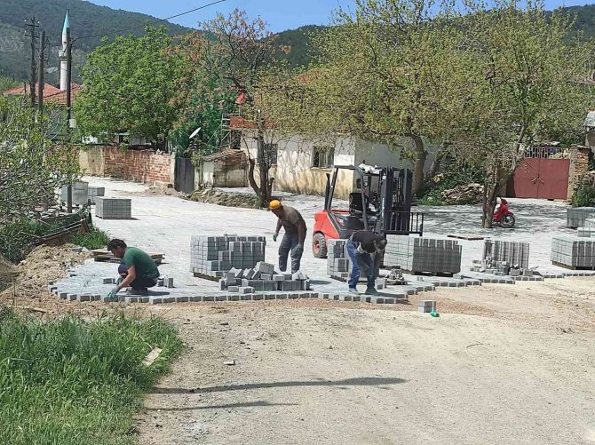 Burhaniye’de Kırsal Yolları Yenileniyor