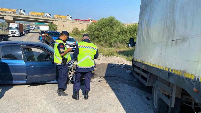 Kamyonet İle Otomobil Çarpıştı: 1’i Ağır, 3 Yaralı