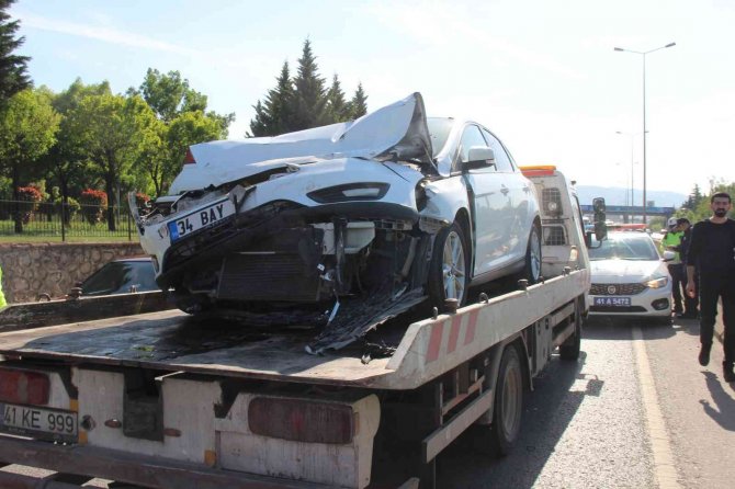 Kocaeli’de Zincirleme Kaza: Kamyonetin Altında Kalan Otomobilin Sürücü Yaralandı