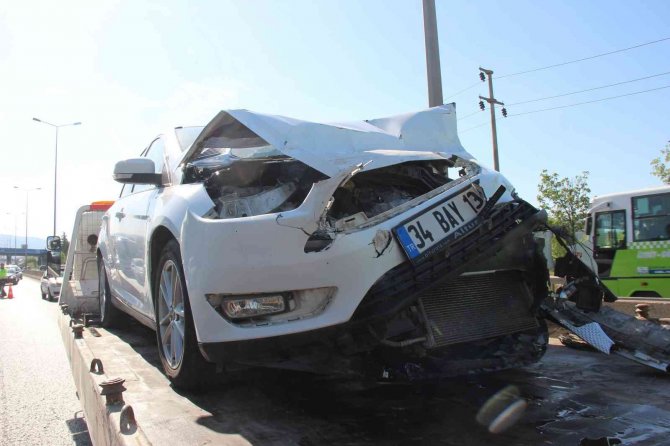 Kocaeli’de Zincirleme Kaza: Kamyonetin Altında Kalan Otomobilin Sürücü Yaralandı