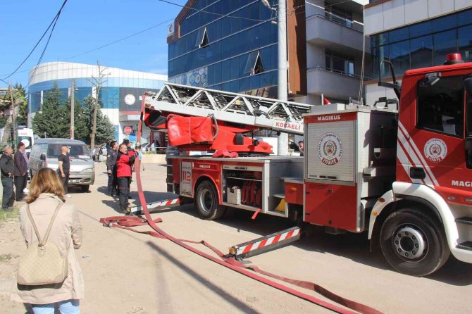Rehabilitasyon Merkezinin Çatısında Yangın Çıktı, 1 İşçi Yaralandı