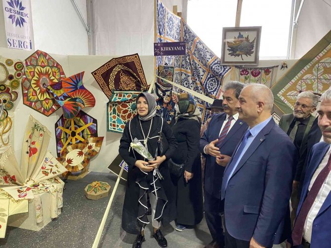 Gazete Kağıtları Ve Kot Pantolonlardan Yapılan Ürünler Dikkat Çekti