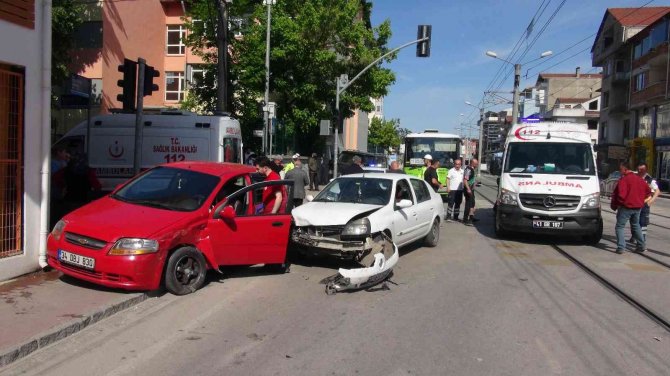 Kavşakta İki Otomobil Çarpıştı: 3 Yaralı
