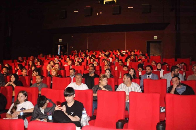 Gürsulullar Sinema Salonlarını Doldurdu