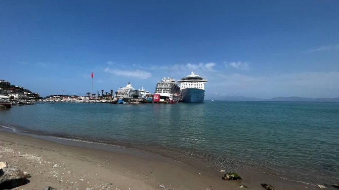 Kuşadası, Türkiye Limanlarına Gelen En Büyük Yolcu Gemisi Odyssey Of The Seas’i Ağırladı