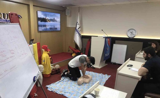 Kuşadası’nda Cankurtaran Adayları Yoğun Bir Eğitimden Geçti