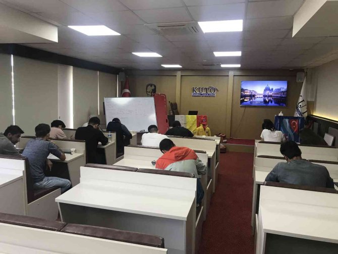 Kuşadası’nda Cankurtaran Adayları Yoğun Bir Eğitimden Geçti