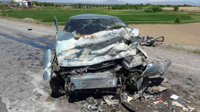 Feci Kazada Ağır Yaralanan Sürücü Kurtarılamadı