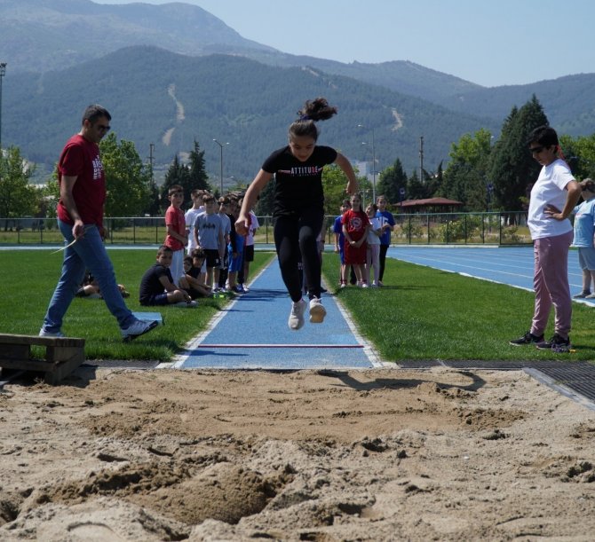 Çocuklar Dünya Atletizm Gününde Hem Eğlendi Hem Yarıştı