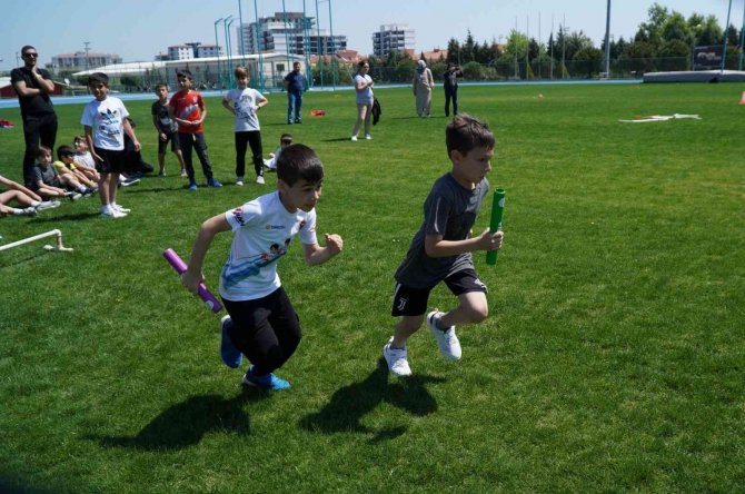 Çocuklar Dünya Atletizm Gününde Hem Eğlendi Hem Yarıştı