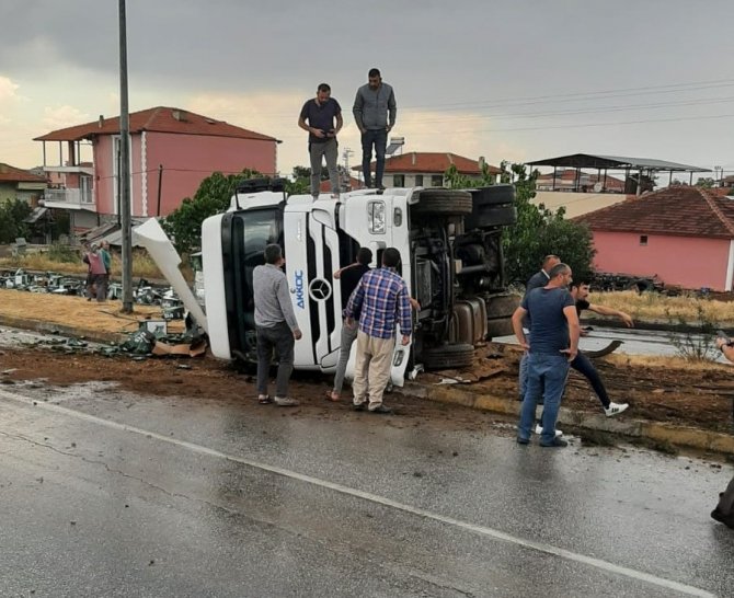 Manisa’da Tır Devrildi, Alkol Yüklü Kutular Yola Saçıldı