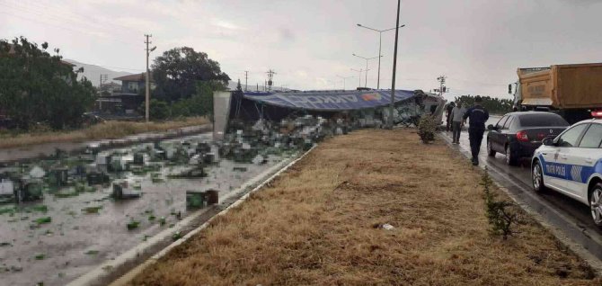 Manisa’da Tır Devrildi, Alkol Yüklü Kutular Yola Saçıldı