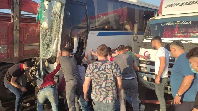 Manisa’da İşçi Servisi Tıra Çarptı: Çok Sayıda Yaralı Var