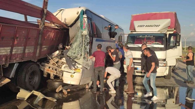 Manisa’da İşçi Servisi Tıra Çarptı: Çok Sayıda Yaralı Var