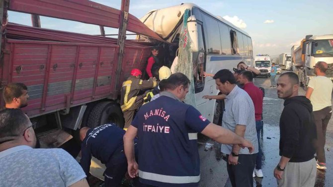 Manisa’da Feci Kaza: İ̇şçi Servisi Tıra Çarptı, 1 Kişi Öldü, 30 Kişi Yaralandı