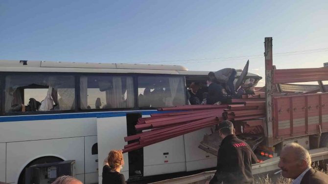 Manisa’da İşçi Servisi Tıra Çarptı: Çok Sayıda Yaralı Var
