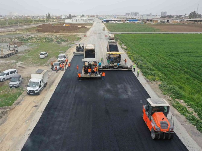 Tarsus’ta Kobi̇ İşletmelerinin Bulunduğu Bölgenin Yolları Sıcak Asfaltla Kaplandı