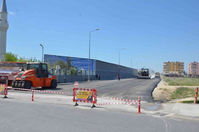 Tarsus’ta Kobi̇ İşletmelerinin Bulunduğu Bölgenin Yolları Sıcak Asfaltla Kaplandı
