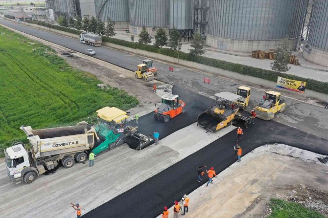 Tarsus’ta Kobi̇ İşletmelerinin Bulunduğu Bölgenin Yolları Sıcak Asfaltla Kaplandı