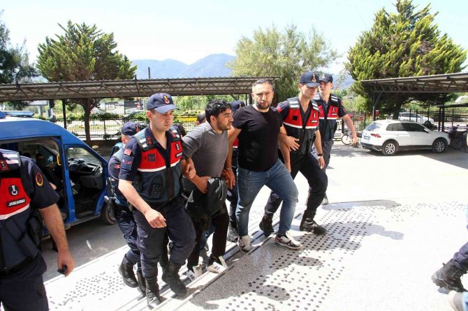 Fethiye’de Göçmen Kaçakçılığı İddiasıyla 2 Şüpheli Tutuklandı