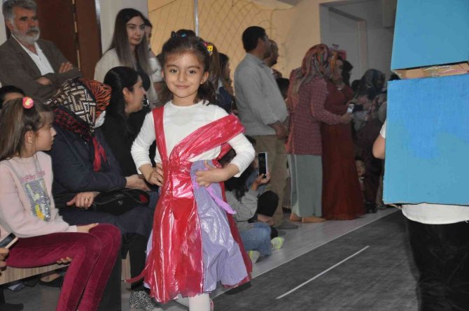 Minik Öğrencilerden Geri Dönüşüm Defilesi