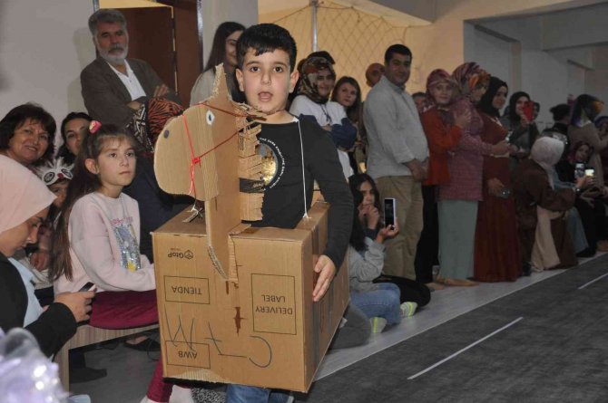 Minik Öğrencilerden Geri Dönüşüm Defilesi