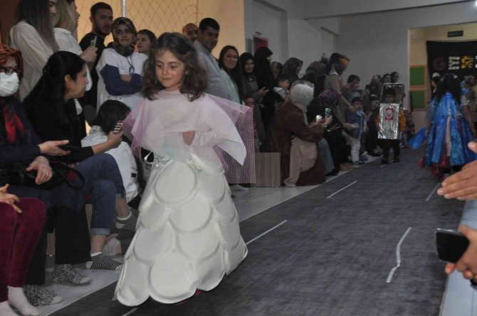 Minik Öğrencilerden Geri Dönüşüm Defilesi