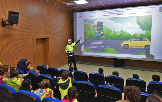 Minik Öğrencilere Trafik Eğitimi Verildi