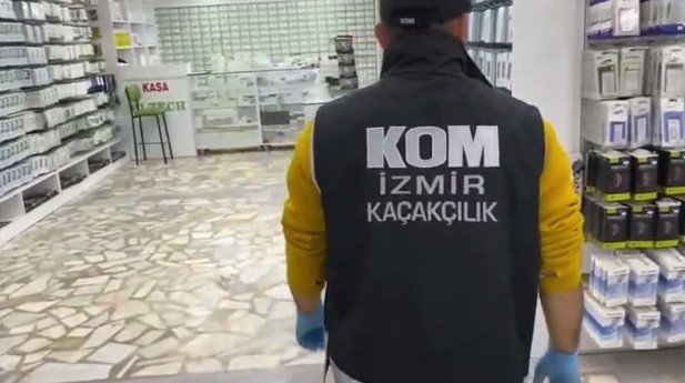 İ̇zmir Polisinden Gümrük Kaçağı Cep Telefonu Ve Aksesuarı Operasyonu