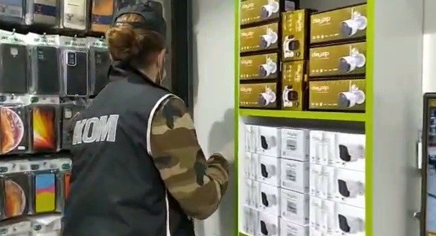 İ̇zmir Polisinden Gümrük Kaçağı Cep Telefonu Ve Aksesuarı Operasyonu