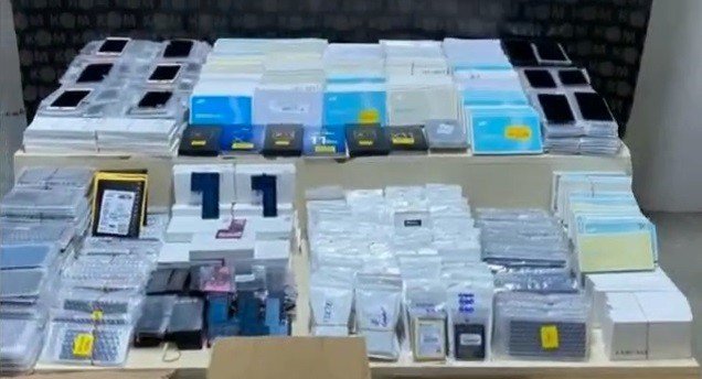 İ̇zmir Polisinden Gümrük Kaçağı Cep Telefonu Ve Aksesuarı Operasyonu