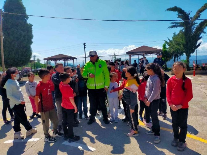 Trafik Haftası’nda Vatandaş Ve Öğrencilere Eğitim Verildi