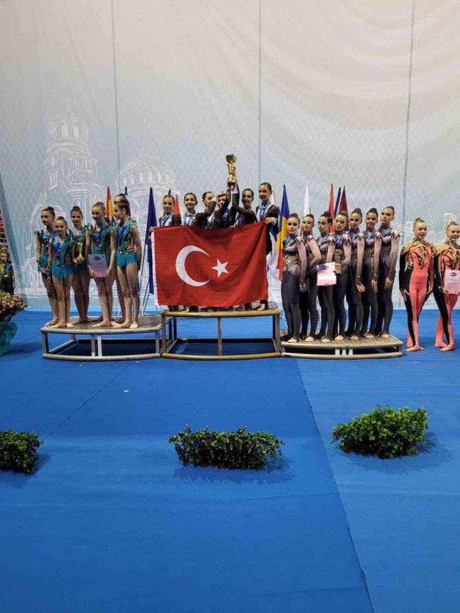 İ̇stanbul Şavkar Kulübü Estetik Cimnastik Takımı, Bulgaristan’dan Altın Madalya İle Döndü