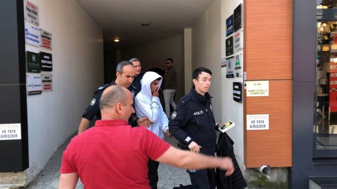 Telefonunun Çalındığını İddia Ederek Çatıya Çıktı