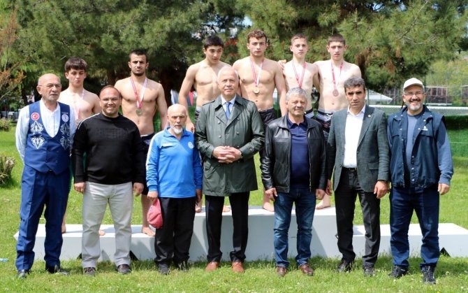 Genç Güreşçiler Altın Madalya İçin Mücadele Etti
